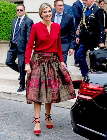 Queen Maxima, President Mauricio Macri his wife Juliana Awada and his daughter Antonia, Maxima wore skirt, red dress, Chanel Handbag, Natan red shoes