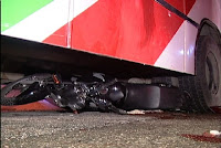 Moto fica embaixo de ônibus após acidente nessa madrugada 2 101417 W400Q100I2SASRFHFVRLRRCLCTCRCB