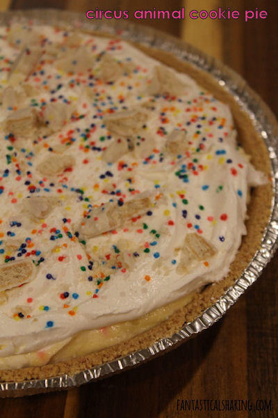 Circus Animal Cookie Pie // This no bake pie is the perfect summer dessert that will bring you back to your childhood! #recipe #pie #dessert #circusanimalcookies #sweets