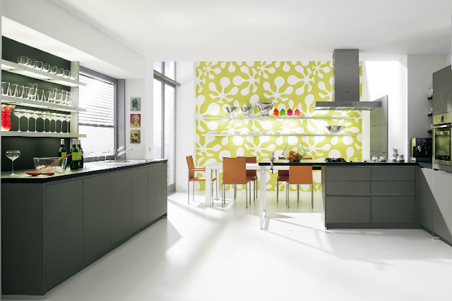 cocina-gris-con-pared-decorada-verde