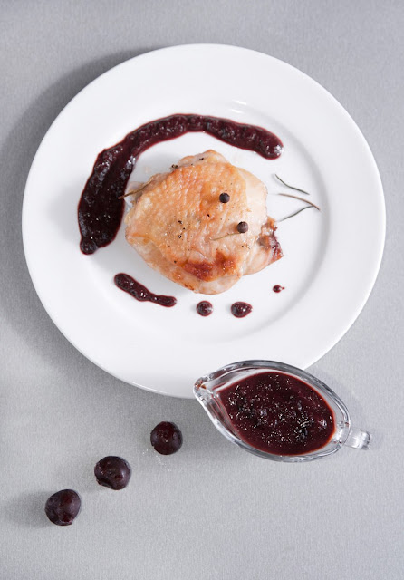 Курица с вишнево-шоколадным соусом - 7 изображение