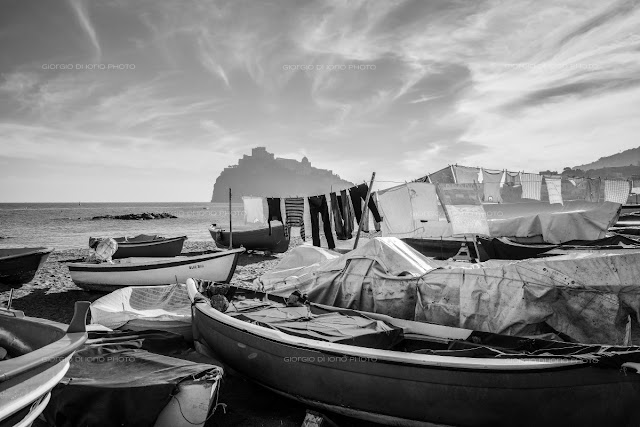 Foto Ischia, Panni Stesi, borgo della Mandra Ischia, Barche Ischia, Ischia in bianco e nero, Canon Eos M3,