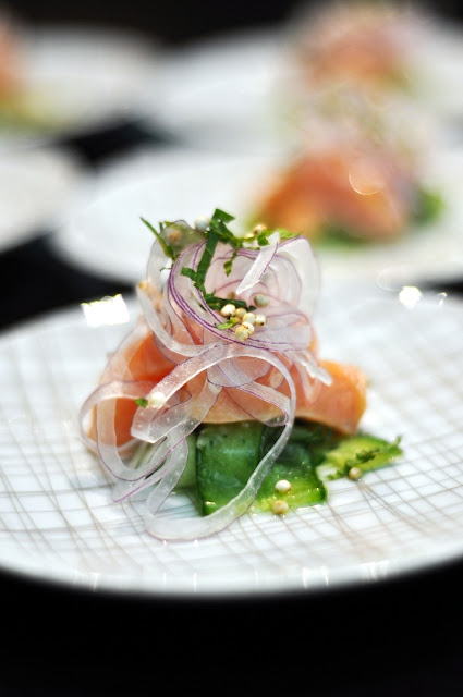 Ceviche vom Lachs mit Quinoa u, Gurke und Zwiebel