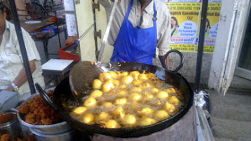batata vadas, fried, savoury, street food, street photo, mumbai, india, 