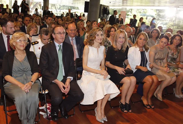 Queen Letizia of Spain attends award ceremony of the 25th edition of FEDEPE, Queen wore Hugo Boss dress, Malababa clutch, tous jewelers earrings, Magrit snakers pumps