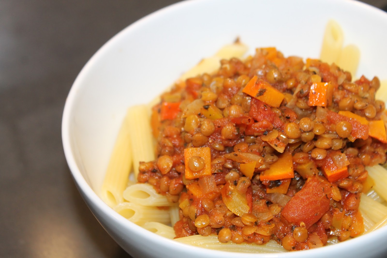 Frau Saltimbocca-Lüdenscheidt: Nudeln mit Linsen-Kürbis-Bolognese