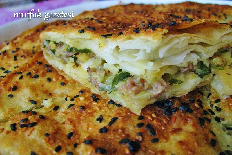 Patateslikıymalı tepsi böreği tarifi ve yapılışı