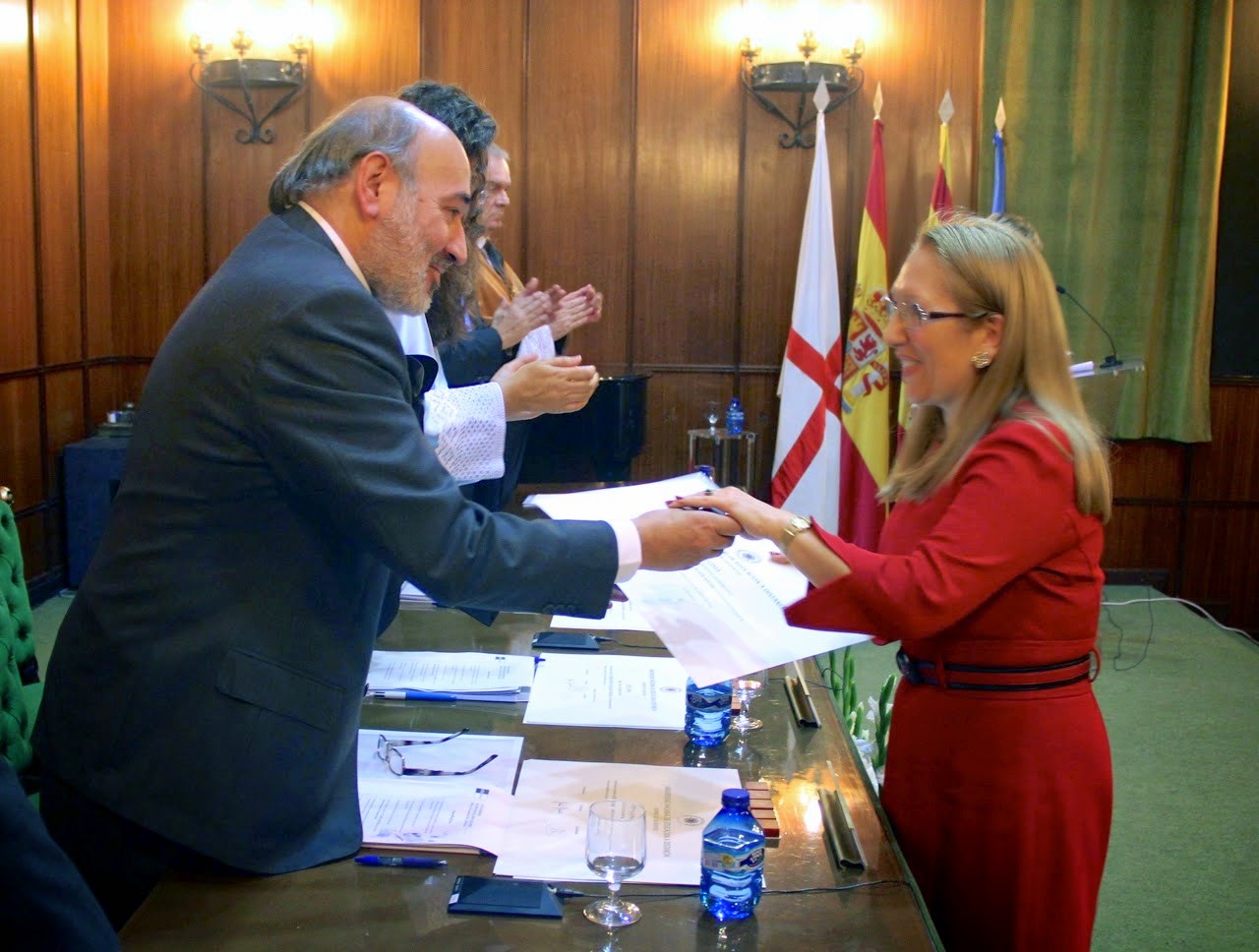Recibiendo el diploma e insignia de manos de D. José Manuel Aranda, alcalde de  Calatayud