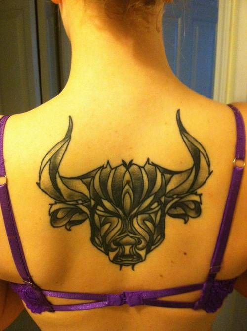 Tatuaje de toro en la espalda