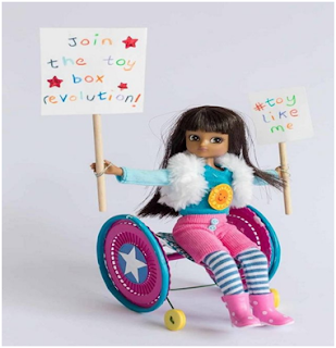 Οι πρώτες στον κόσμο κούκλες με αναπηρία βρίσκονται ήδη στα ράφια των καταστημάτων
