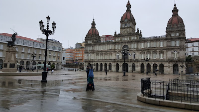 Cristina beastin' a handstand in the main square