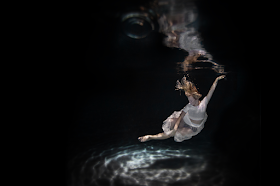 17-Under-Water-Jenna-Martin-Surreal-Photographs-with-Underwater-Shots-www-designstack-co
