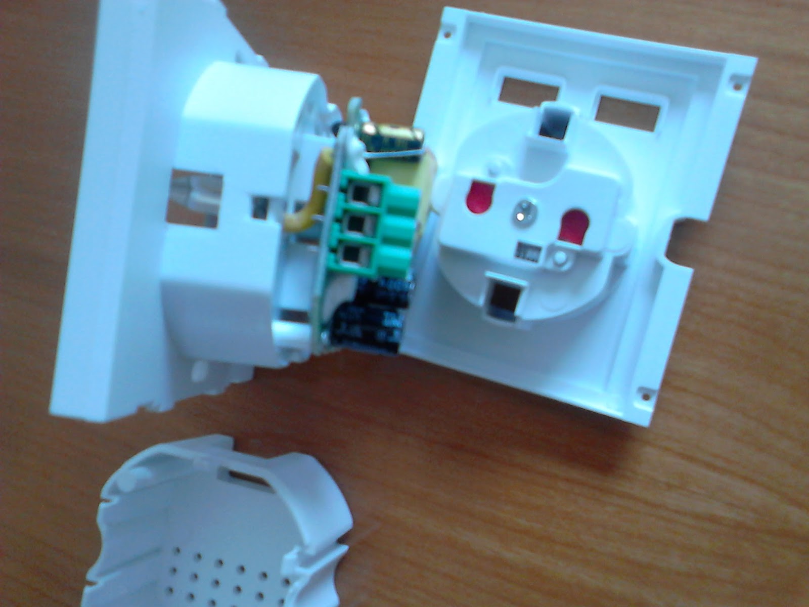 The blog Hacking USB power socket