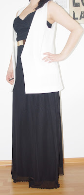 [Fashion] Black Maxidress & Sleeveless White Blazer 