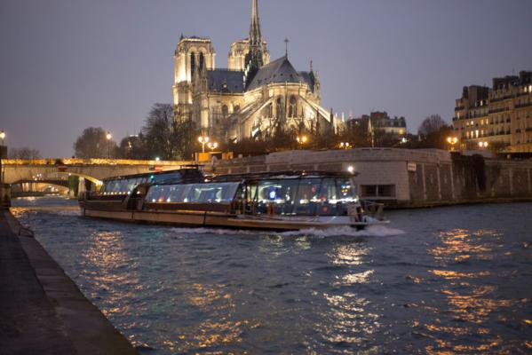 diner croisiere sur la seine avec les bateaux parisiens