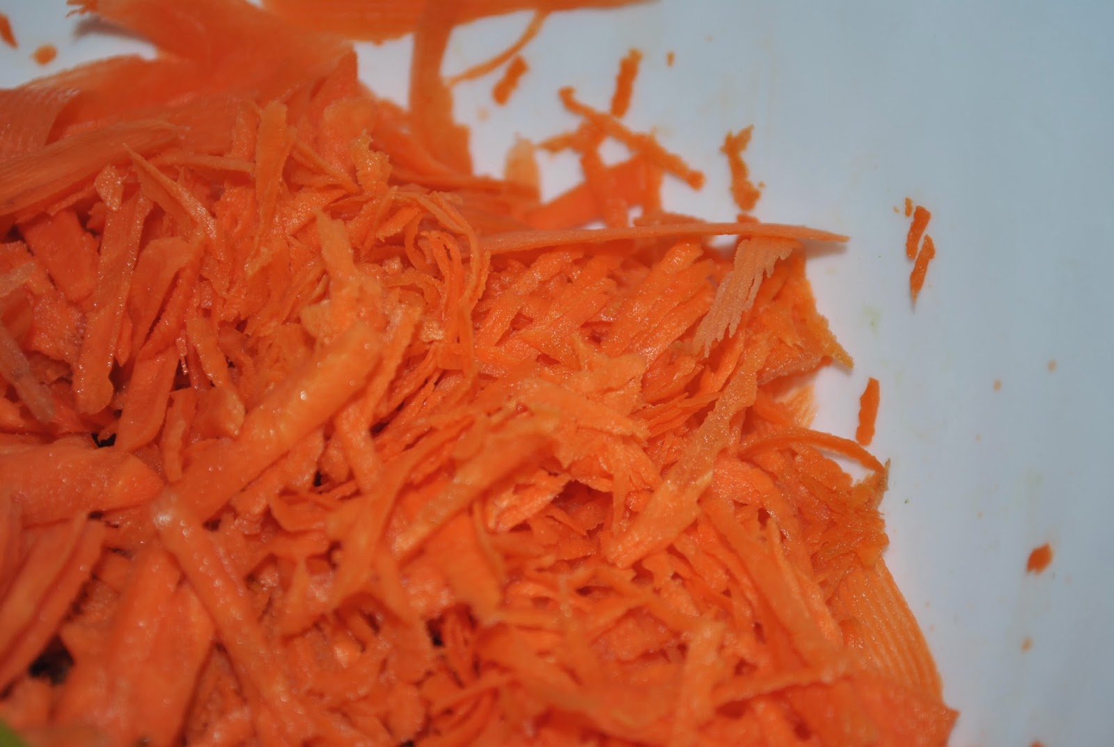 Паренки из моркови. Из моркови торчат белые. Единица из моркови. Жвачка из моркови кормить. Можно морковь кормящим