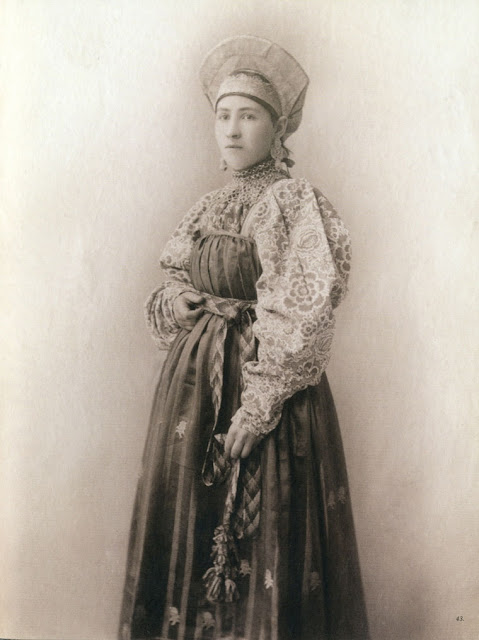 Local style: Russian beauties of the 19th century in traditional costumes