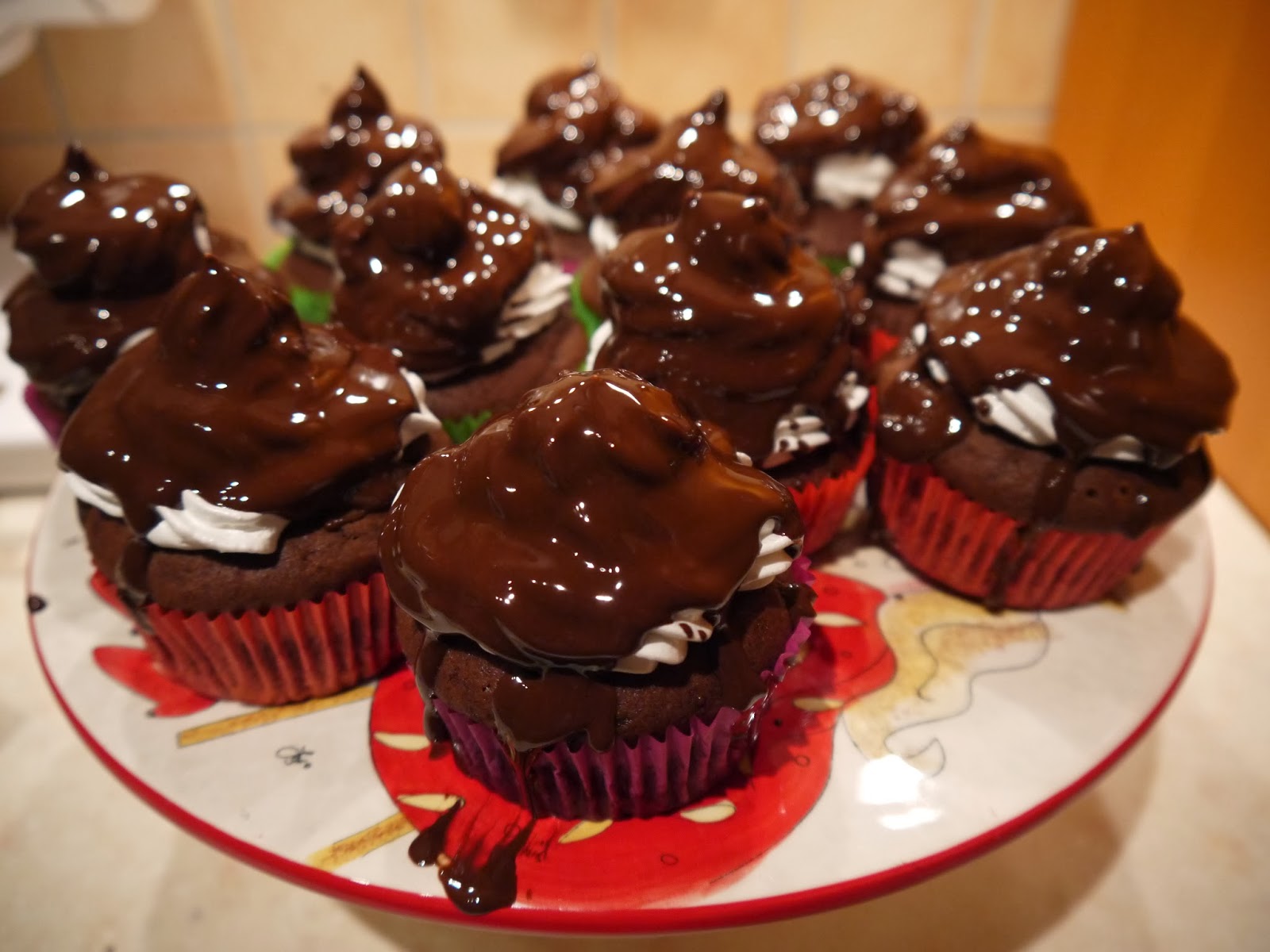 MsFunnyHome Hi Hat Cupcakes Schokomuffins mit Marshmallow Haube