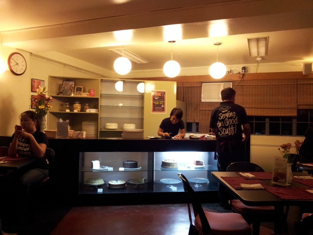 Pinoy Roadtrip UP DILIMAN Chocolate Kiss Cafe at Night