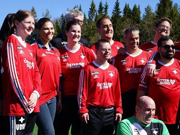 Crown Princess met players and coaches of para football club of IFK Östersund. Adidas Terrex hiking shoes, Levis denim shirt