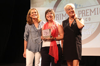 Amaia del Campo y Ana Morgado entregan el premio a Librería Milo's