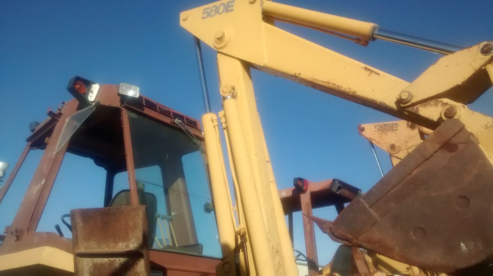 MAQUINARIA AGRICOLA INDUSTRIAL Retroexcavadora Case 580E Backhoe