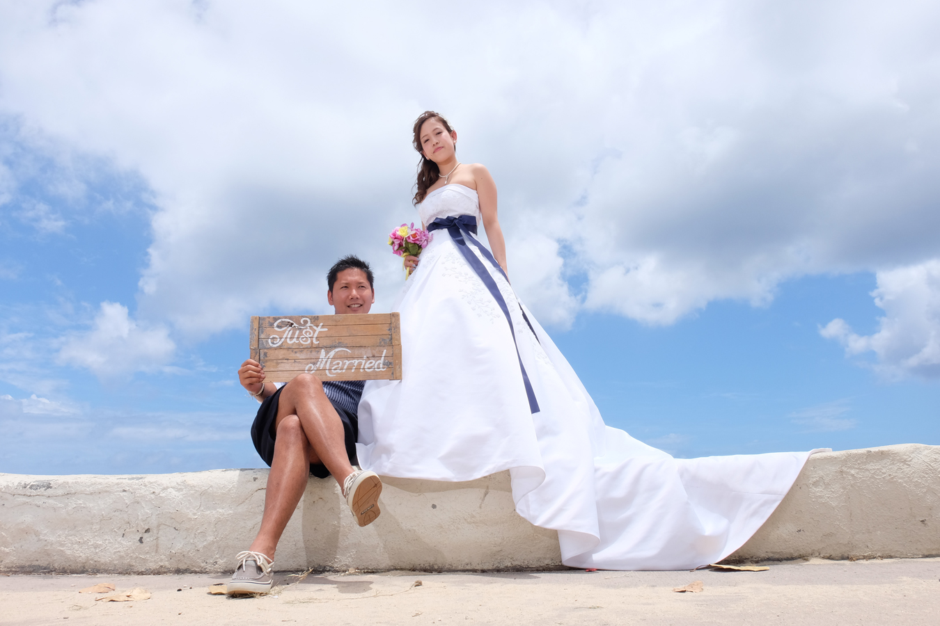 Honolulu Weddings: Yuya and Fumiko at Ala Moana Beach1350 x 900