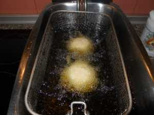 Freír las bolas de patata.