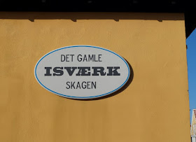 Tipps für einen Tag rund um Skagen. Teil 2: Der Hafen, die Stadt, ein hyggeliges Café und Aalbaek. Das Licht in und rund um Skagen ist einzigartig und die gelbe Farbe der Häuser leuchtet.