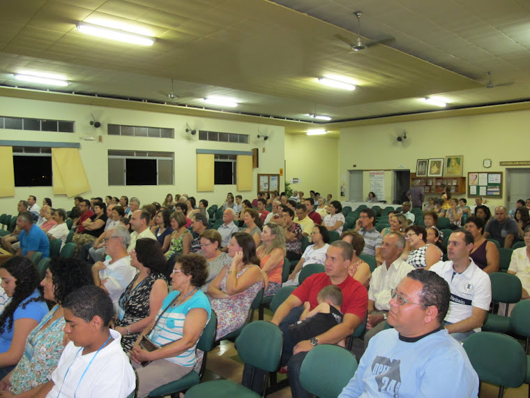 PÚBLICO PRESENTE NA APRESENTAÇÃO DO CORAL UNIÃO E HARMONIA NO DIA  17/11/2012