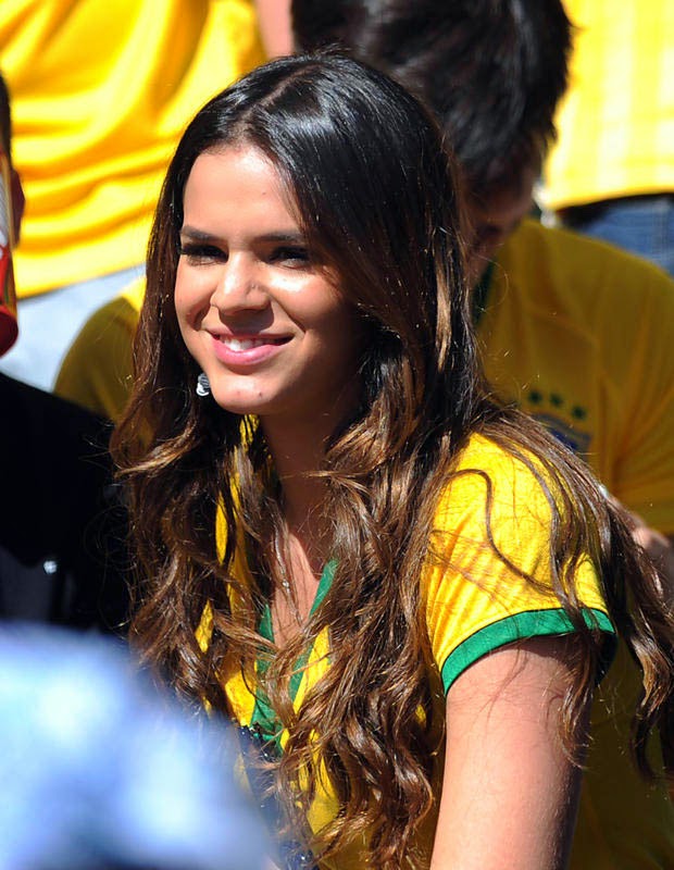 Bruna Marquezine in Brazilian football Jersey | Wallpaper view