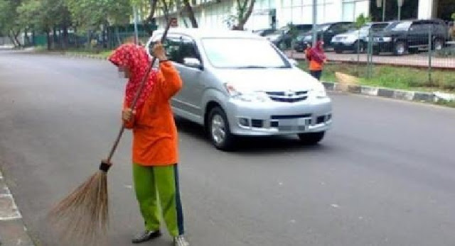 Direktur Wanita Ini Hina Seorang Nenek yang Bersih-bersih, Balasan Wanita Tua Itu Tak Disangka Direktur Wanita Ini Hina Seorang Nenek yang Bersih-bersih, Balasan Wanita Tua Itu Tak Disangka
