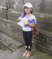  Gadis Cilik Penjual Kartu Pos di Bali Kuasai  Profil Ni Putu Rista - Gadis Cilik Penjual Kartu Pos di Bali Kuasai 23 Bahasa 
