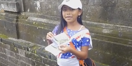Profil Ni Putu Rista - Gadis Cilik Penjual Kartu Pos Di Bali Kuasai 23
Bahasa
