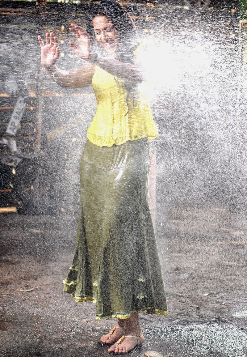 Anushka+Hot+In+Yellow+Dress+(4).jpg