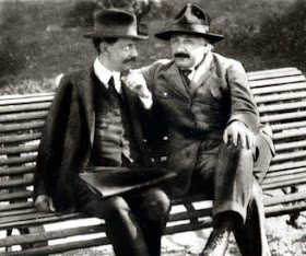 Einsten con Vaz Ferreira en la plaza de los 33 orientales en abril 1925