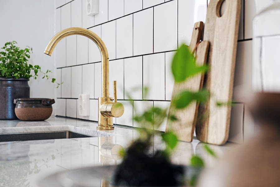 Una cocina gris con toques dorados | Decoración