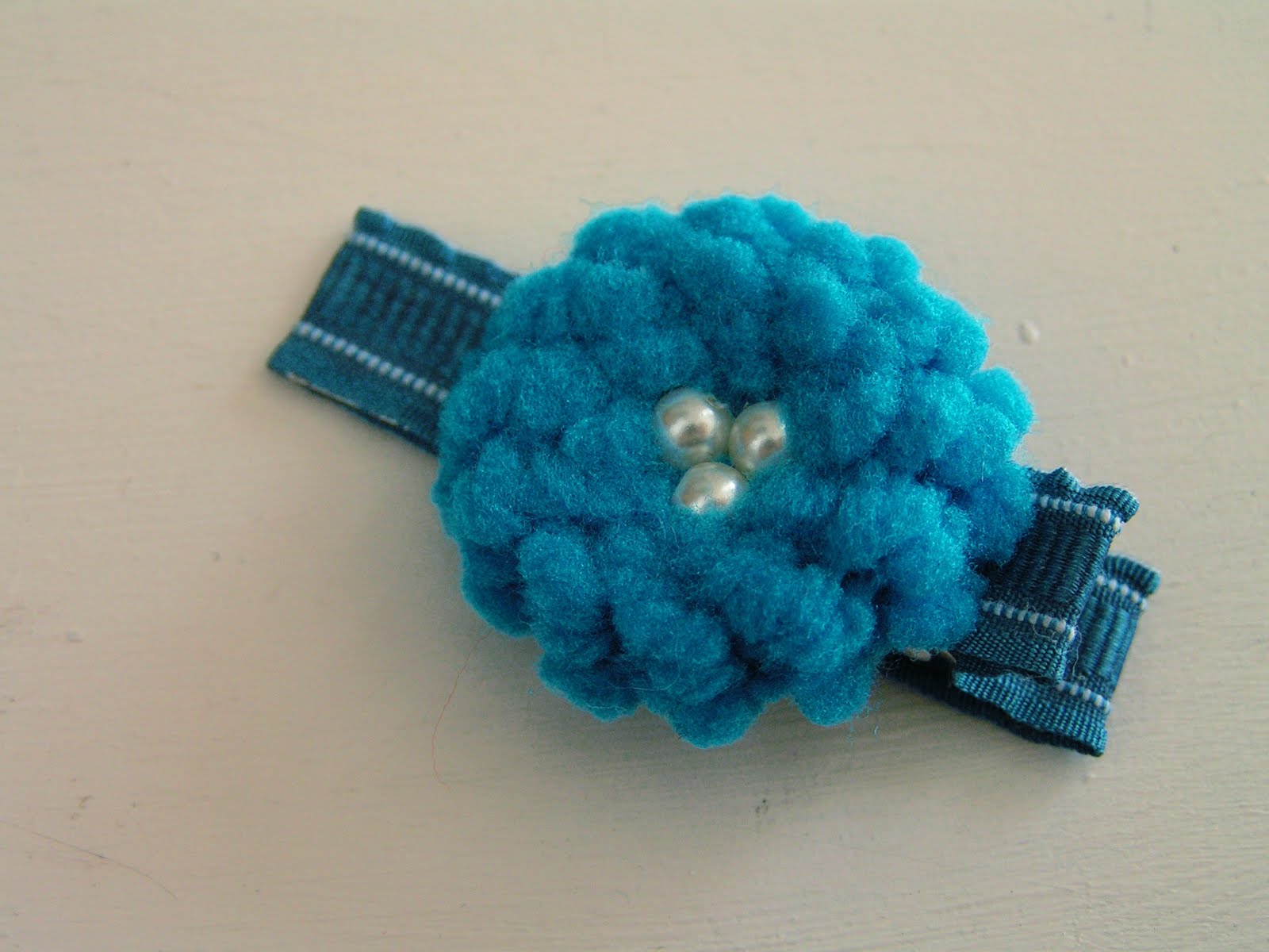 Подушка из свитера с помпонами.. Обсуждение на LiveInternet ...