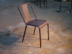 Mesas y sillas en metal de estilo industrial en hierro y madera