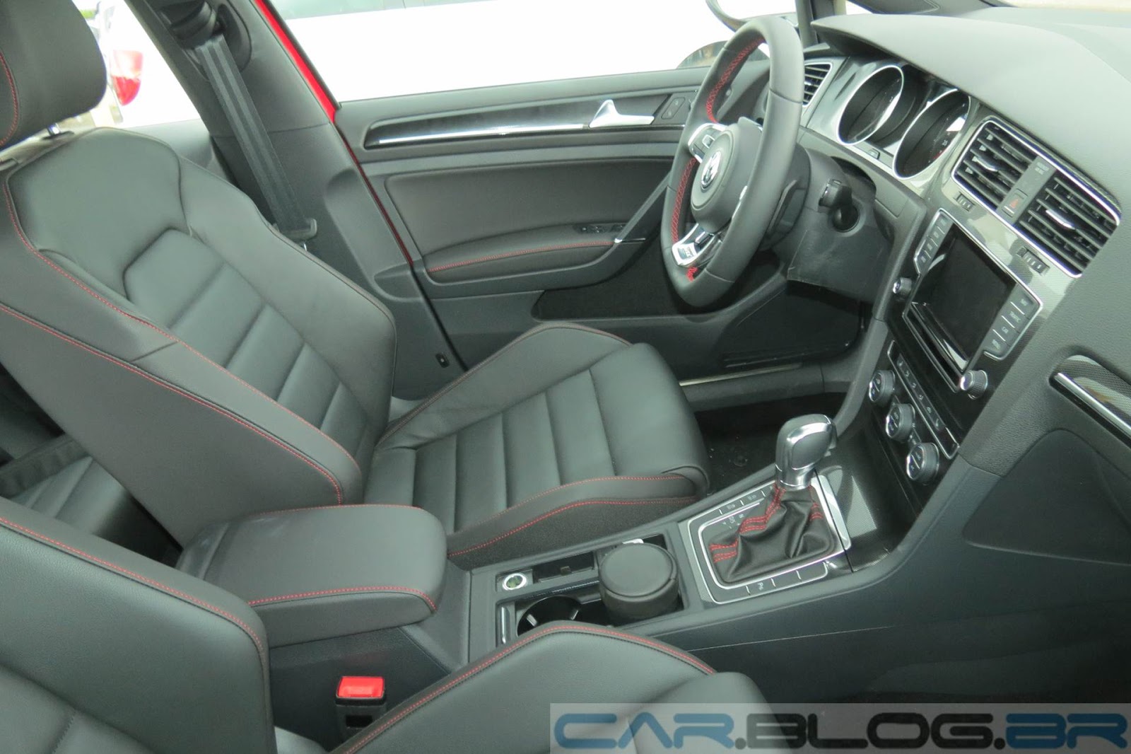 VW Golf GTI - interior com revestimento em couro