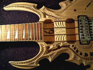 elaboración de guitarras talladas a mano.