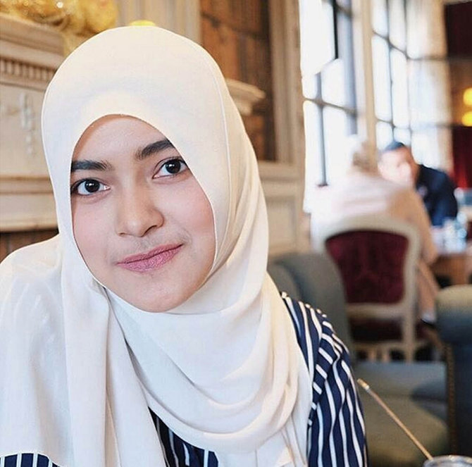 Gambar Wanita Muslimah Berjilbab Cantik Ayu Bulan Ramadlan Sekedar Bantu
