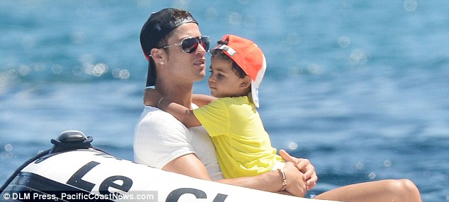 cristiano-ronaldo-o-seu-filho-e-irina-shayk-em-outro-momento-das