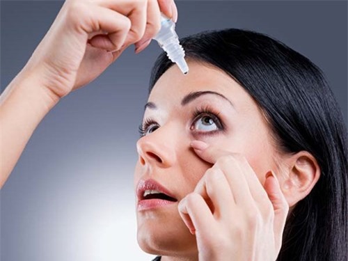 Dùng thuốc nhỏ mắt không đúng cách có thể gây biến chứng nguy hiểm, thậm chí mù lòa