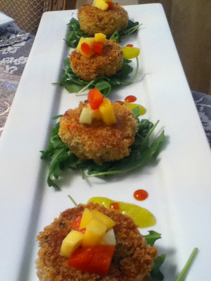 Chic Edibles Fuscia, Grey and White Tablescape and Crab Cakes with