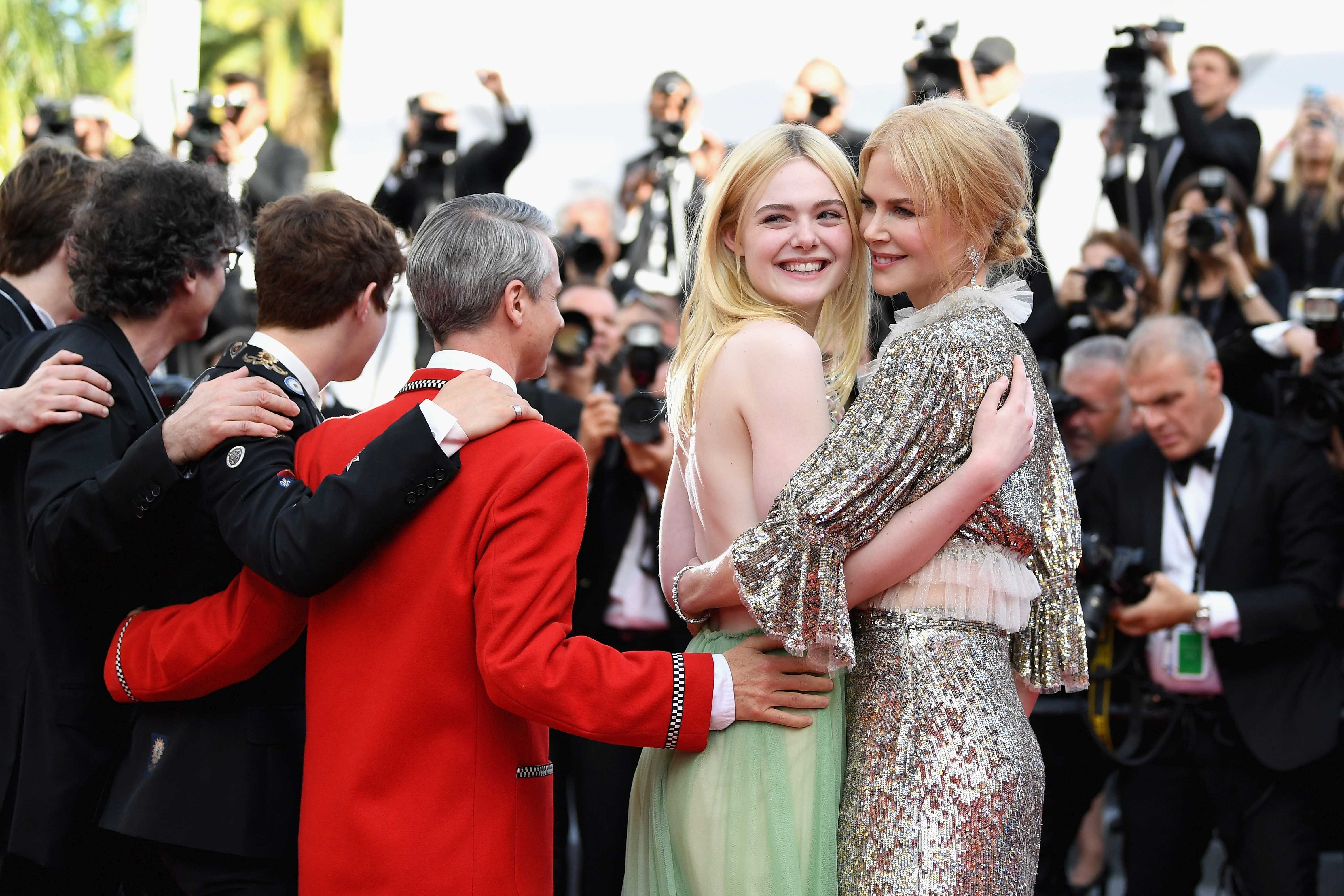 Elle Fanning Nicole Kidman On The Red Carpet Of How To Talk To Girls At Parties 第70回カンヌ映画祭のsf青春 パンク ロック映画 ハウ トゥ トーク トゥ ガールズ アット パーティーズ のプレミア上映のエルたんとニコール キッドマン Cia