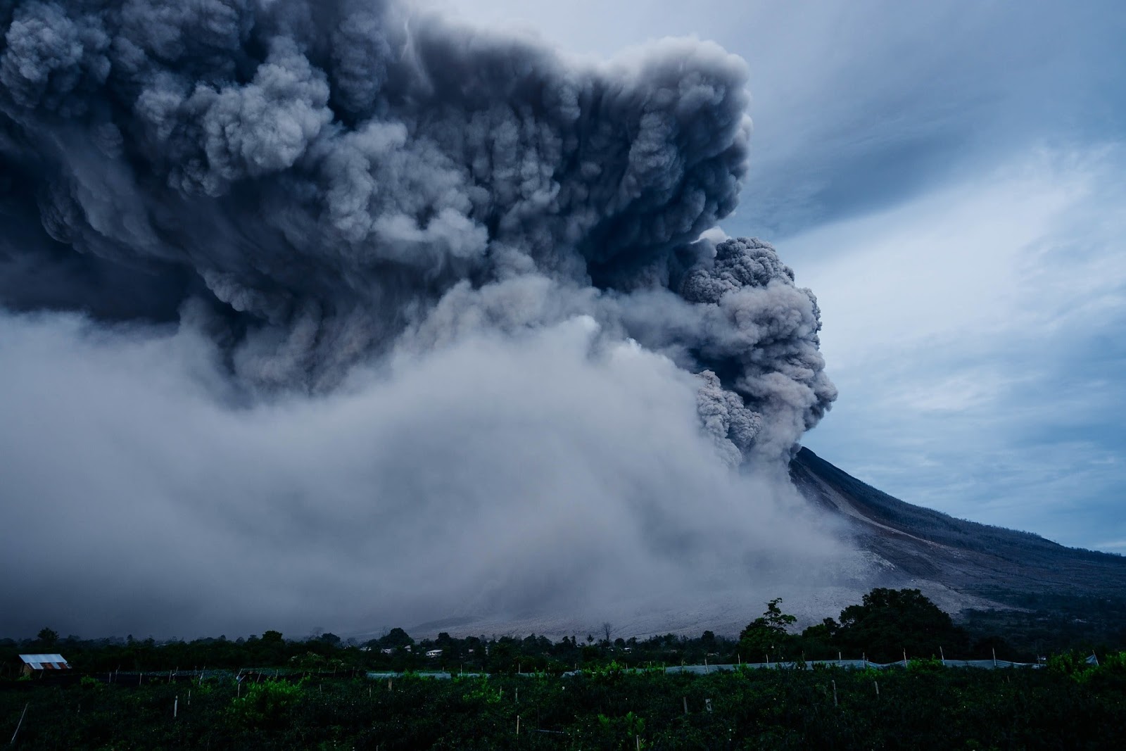 18 Gambar Gunung Meletus Asli Alami