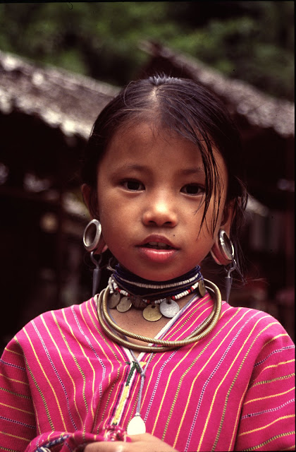 Niña de las tribus del norte de Tailandia