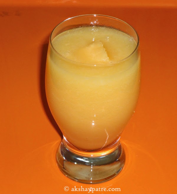 pour in a glass and serve - making muskmelon juice