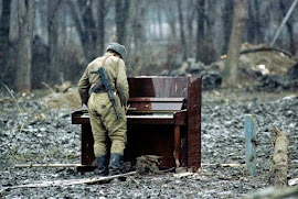 SOLDADO RUSO TOCANDO UN PIANO ABANDONADO EN CHECHENIA (1994)